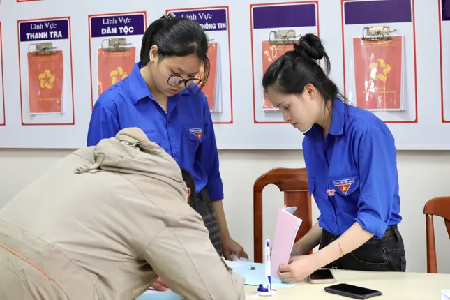 'Áo xanh' hỗ trợ chính quyền 2 cấp ở Lang Biang - Đà Lạt: 'Một ngày giúp trăm người vẫn thấy vui' ảnh 6
