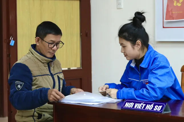 'Áo xanh' hỗ trợ chính quyền 2 cấp ở Lang Biang - Đà Lạt: 'Một ngày giúp trăm người vẫn thấy vui' ảnh 4