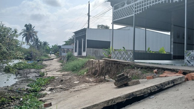 Dân bị cô lập vì nhiều đường sạt lở hơn một năm chưa được sửa ảnh 7