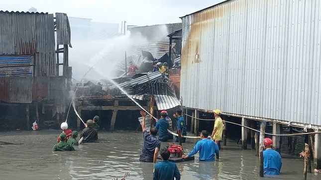 Cháy 5 căn nhà ở Cà Mau ảnh 1