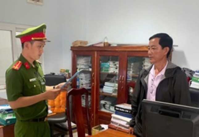 Khởi tố 2 nguyên cán bộ thuế ở Cà Mau ảnh 1