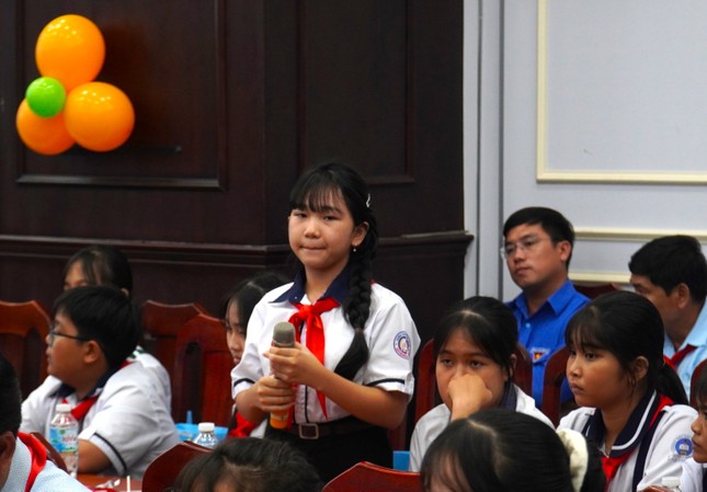 Thiếu nhi Cà Mau băn khoăn về sữa giả, thực phẩm bẩn bán ở cổng trường ảnh 1