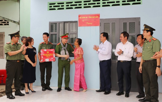 Bạc Liêu trao 700 căn nhà kiên cố cho hộ nghèo, cận nghèo ảnh 1