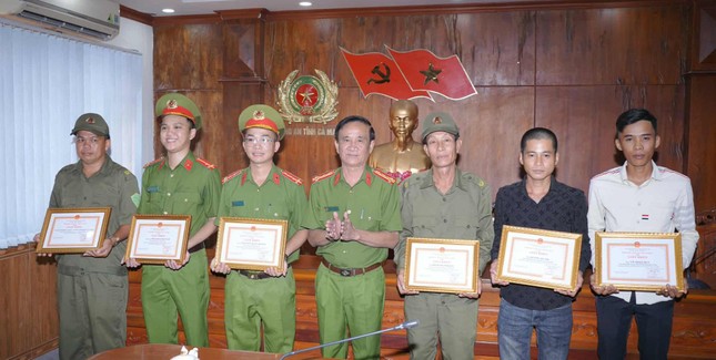 Khen thưởng công an, người dân truy bắt 2 kẻ cướp tài sản giữa ban ngày ảnh 1