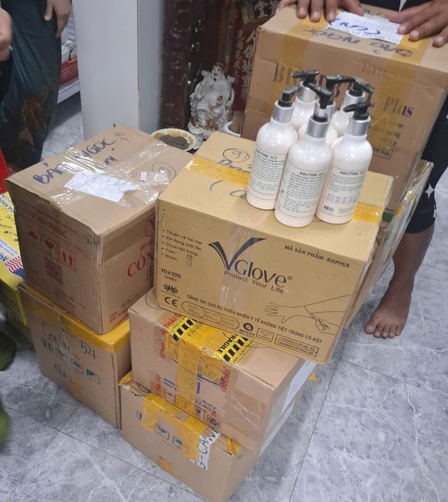 Tạm giữ hàng chục tấn hóa chất và mỹ phẩm không rõ nguồn gốc ảnh 1