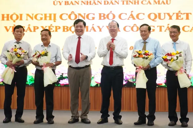 137 cán bộ Cà Mau nghỉ việc, nghỉ hưu trước tuổi sau 2 đợt xét duyệt tinh gọn bộ máy ảnh 1