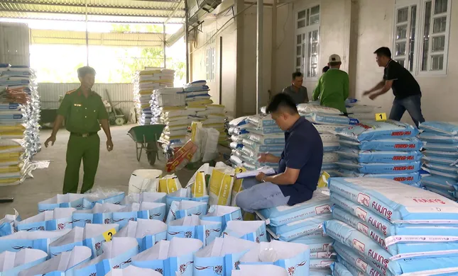 Phơi bày chiêu thức sản xuất hàng chục tấn thức ăn cho tôm giả ảnh 1