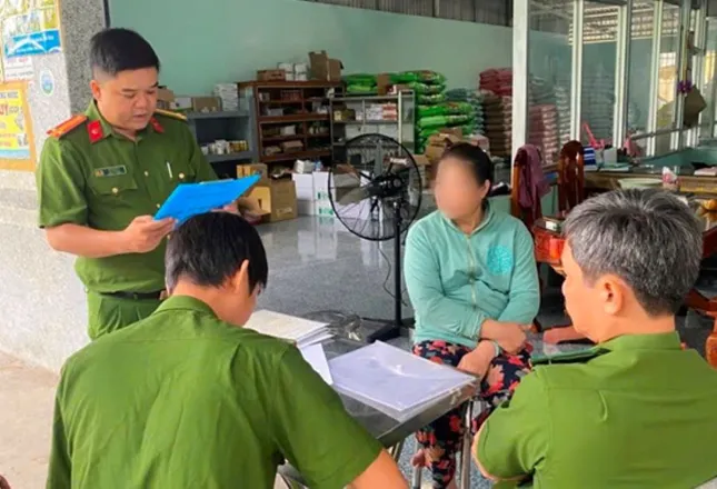 Cà Mau phát hiện hơn 11 tấn phân bón không rõ nguồn gốc ảnh 1