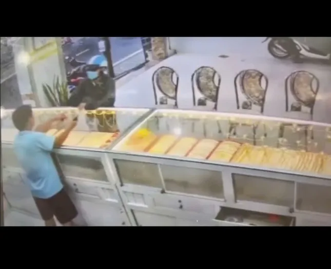 Đưa xấp tiền hỏi mua nhẫn 5 chỉ rồi cầm vàng bỏ chạy ảnh 1