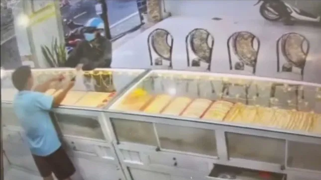 Cà Mau: Vờ hỏi mua rồi cầm nhẫn 5 chỉ vàng của tiệm bỏ chạy - Ảnh 2. Cà Mau: Vờ hỏi mua rồi cầm nhẫn 5 chỉ vàng của tiệm bỏ chạy - Ảnh 2.