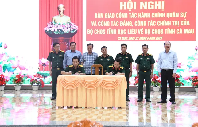 Bàn giao công tác của Bộ Chỉ huy Quân sự tỉnh Bạc Liêu về Cà Mau ảnh 2
