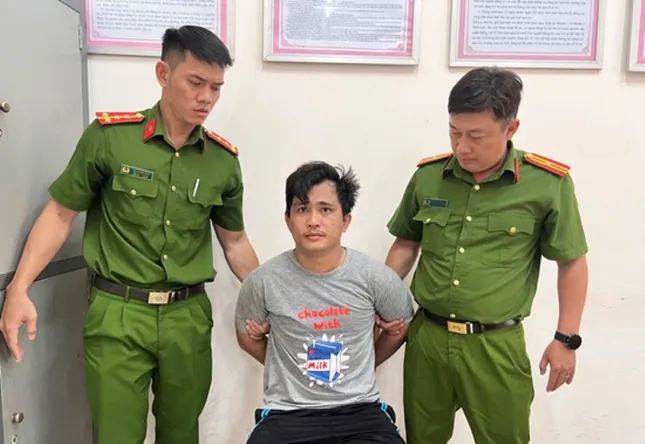 Tạm giam &apos;nghịch tử&apos; đánh mẹ, đâm thành viên tổ an ninh trật tự ảnh 1