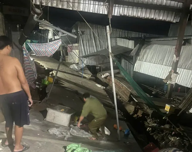 Nhiều nhà dân ở Cà Mau bị cuốn xuống sông trong đêm ảnh 2
