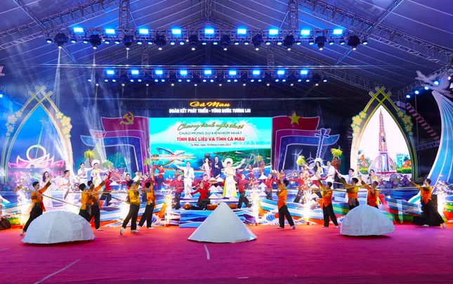 Màn pháo hoa rực sáng trời Cà Mau, Bạc Liêu đánh dấu thời khắc lịch sử ảnh 3