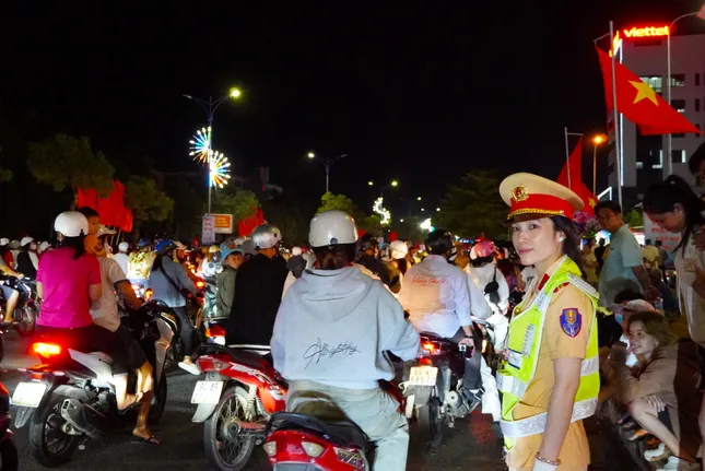 Màn pháo hoa rực sáng trời Cà Mau, Bạc Liêu đánh dấu thời khắc lịch sử ảnh 5