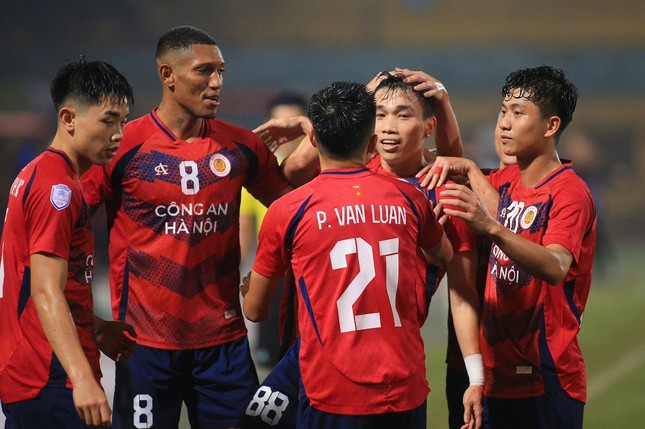 Phung phí cơ hội trước CAHN, Hồng Lĩnh Hà Tĩnh hòa trận thứ 9 ở LP Bank V-League ảnh 3