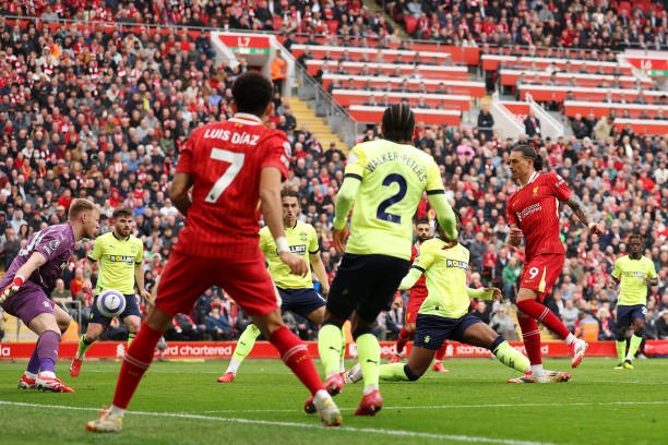 Ngược dòng đánh bại Southampton, Liverpool băng băng cán đích ảnh 3