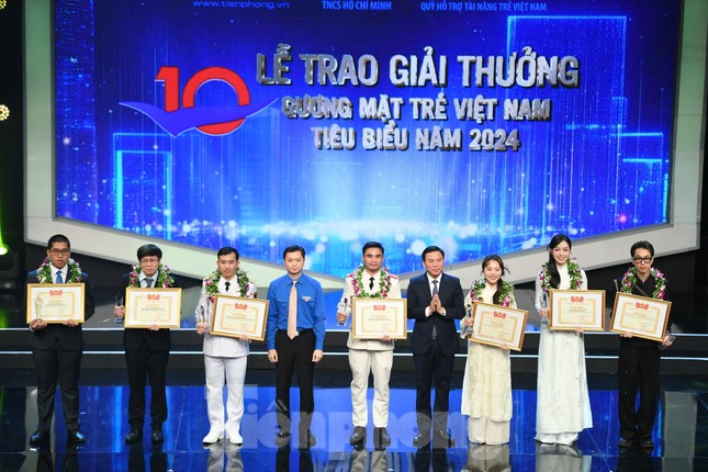 Phương Mỹ Chi, Double 2T khuấy động Lễ trao giải Gương mặt trẻ Việt Nam tiêu biểu ảnh 16