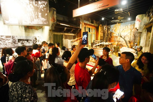 Bảo tàng Lịch sử Quân sự Việt Nam đón gần 150.000 lượt khách dịp lễ ảnh 1