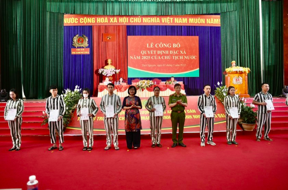 Thứ trưởng Bộ Tư pháp: Ngoài cánh cổng trại giam có biết bao người thân đang đợi anh chị ảnh 1
