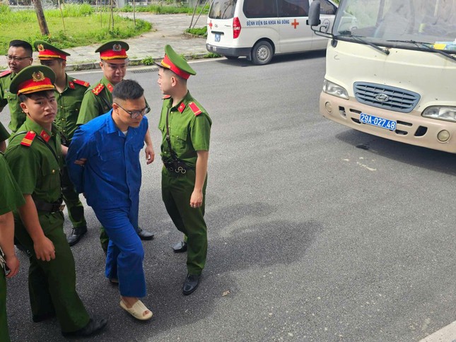 Cựu Thứ trưởng Bộ TN&amp;MT cùng đồng phạm trước giờ khai mạc phiên xét xử vụ buôn lậu đất hiếm ảnh 9