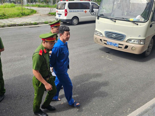 Cựu Thứ trưởng Bộ TN&amp;MT cùng đồng phạm trước giờ khai mạc phiên xét xử vụ buôn lậu đất hiếm ảnh 8