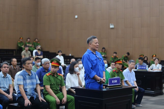 Vụ buôn lậu đất hiếm sang Trung Quốc: Chủ doanh nghiệp khóc, khai mới học hết lớp 8 ảnh 1