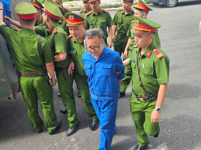 Cựu Thứ trưởng Bộ TN&amp;MT cùng đồng phạm trước giờ khai mạc phiên xét xử vụ buôn lậu đất hiếm ảnh 3