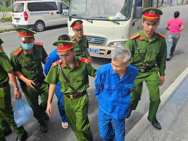 Cựu Thứ trưởng Bộ TN&amp;MT cùng đồng phạm trước giờ khai mạc phiên xét xử vụ buôn lậu đất hiếm ảnh 5