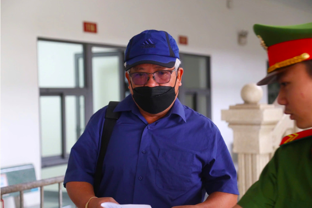 Cựu Thứ trưởng Bộ TN&amp;MT cùng đồng phạm trước giờ khai mạc phiên xét xử vụ buôn lậu đất hiếm ảnh 1
