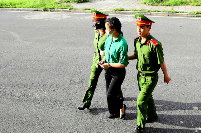 Cựu Thứ trưởng Bộ TN&amp;MT cùng đồng phạm trước giờ khai mạc phiên xét xử vụ buôn lậu đất hiếm ảnh 7