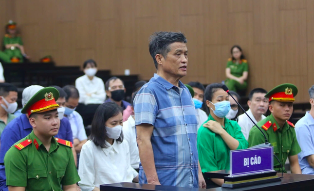 Cựu tổng cục trưởng khai &apos;giật mình&apos; với túi quà sinh nhật có 500 triệu đồng ảnh 1