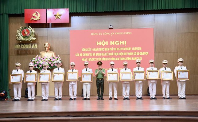 Gắn kết chặt chẽ việc học tập, làm theo Bác với xây dựng lực lượng CAND thật sự trong sạch, vững mạnh ảnh 6