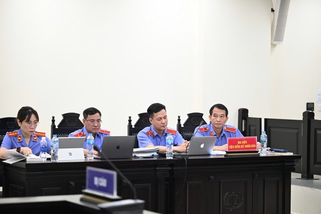 Dẫn giải cựu vụ phó thuộc Bộ Công Thương và các bị cáo trong vụ đưa nhận hối lộ tới toà ảnh 5