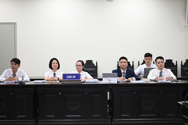 Dẫn giải cựu vụ phó thuộc Bộ Công Thương và các bị cáo trong vụ đưa nhận hối lộ tới toà ảnh 6