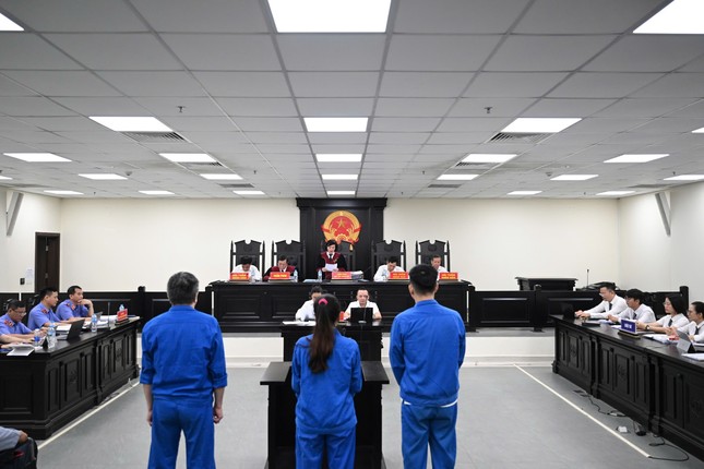 Dẫn giải cựu vụ phó thuộc Bộ Công Thương và các bị cáo trong vụ đưa nhận hối lộ tới toà ảnh 7