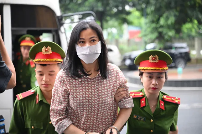 Cảnh sát dẫn giải nhóm cựu lãnh đạo Tập đoàn FLC, HOSE đến tòa phúc thẩm ảnh 7