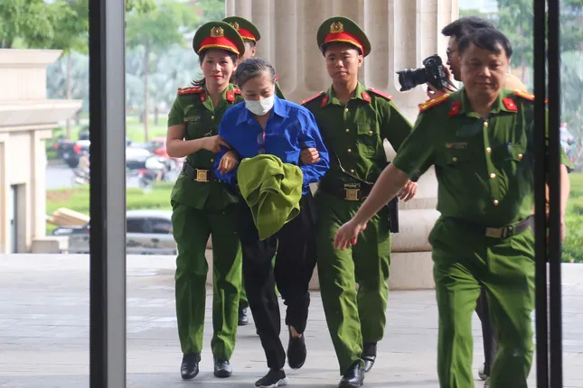 Dẫn giải cựu Bí thư Vĩnh Phúc Hoàng Thị Thúy Lan và đồng phạm đến tòa ảnh 1