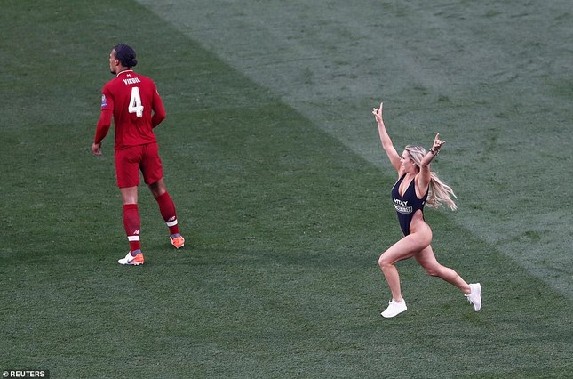 Nóng bỏng mắt với kiều nữ quậy tung trận chung kết Champions Legue ảnh 2