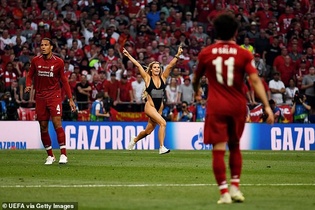 Nóng bỏng mắt với kiều nữ quậy tung trận chung kết Champions Legue ảnh 3