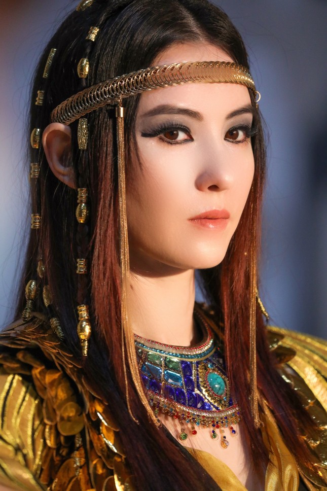 Trương Bá Chi hóa nữ hoàng Ai Cập, fan khó tin trước sắc vóc của bà mẹ 3 con ảnh 2