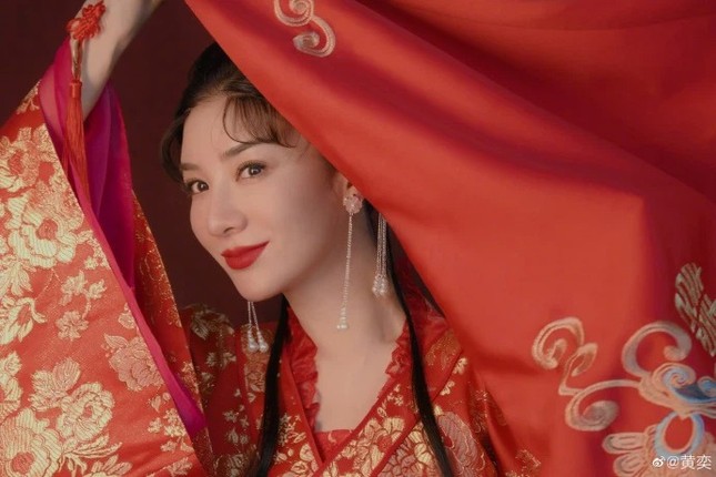 Mỹ nhân ‘Lên nhầm kiệu hoa được chồng như ý’ tái hiện lại hình ảnh 21 năm trước ảnh 2