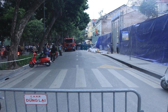 Hiện trường vụ sập tường nhà cạnh hồ Gươm ảnh 11