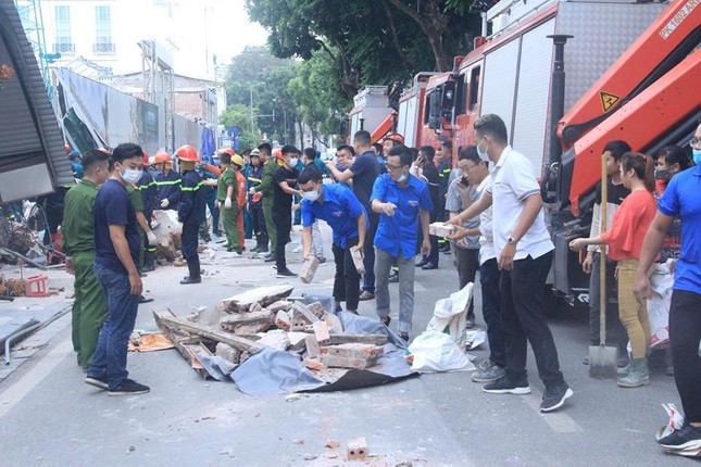 Người dân và thanh niên vận chuyển đất đá ra khỏi khu vực sập