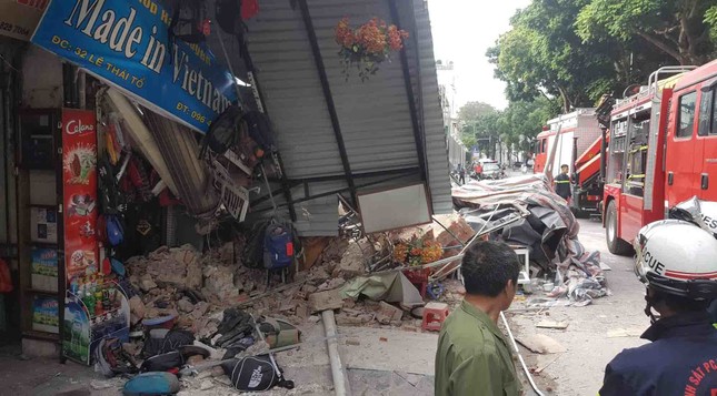 Hiện trường vụ sập tường nhà cạnh hồ Gươm ảnh 4