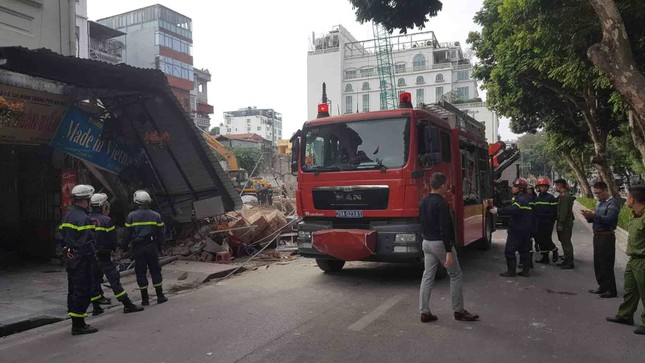 Nhiều xe cứu hỏa được điều đến hiện trường