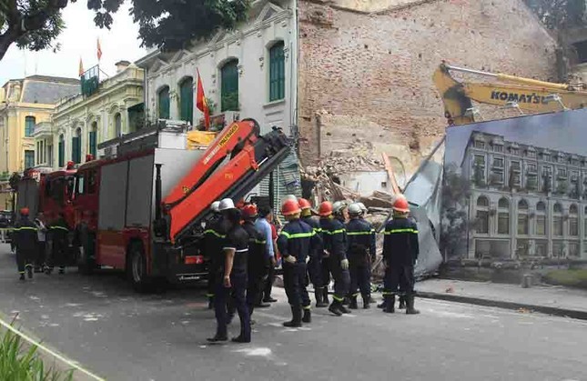 Lực lượng chức năng đang có mặt tại hiện trường vụ việc
