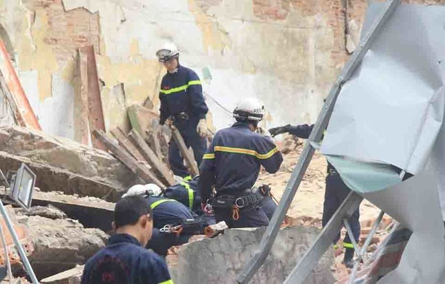 15h30, các chiến sĩ cứu nạn đang đào bới bên trong hiện trường
