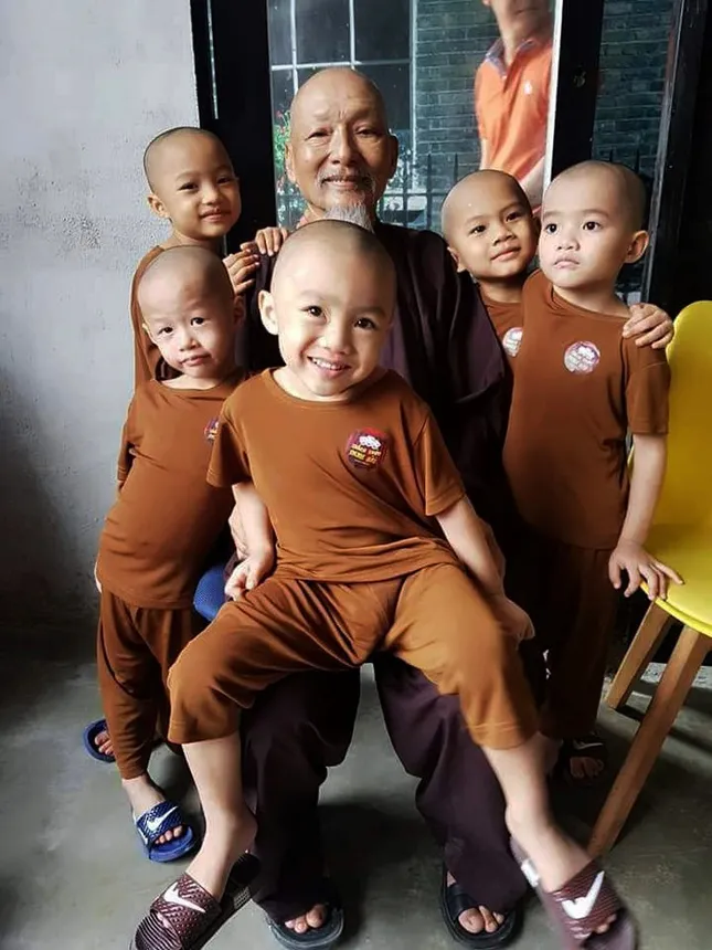 Số phận mồ côi đáng thương của 5 chú tiểu 'Thách thức danh hài' ảnh 2