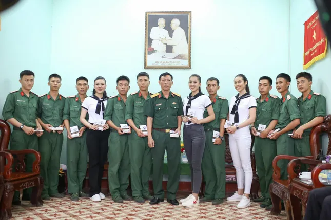 Sách quý truyền cảm hứng tới các cán bộ chiến sĩ trên Quần đảo Thổ Chu ảnh 1